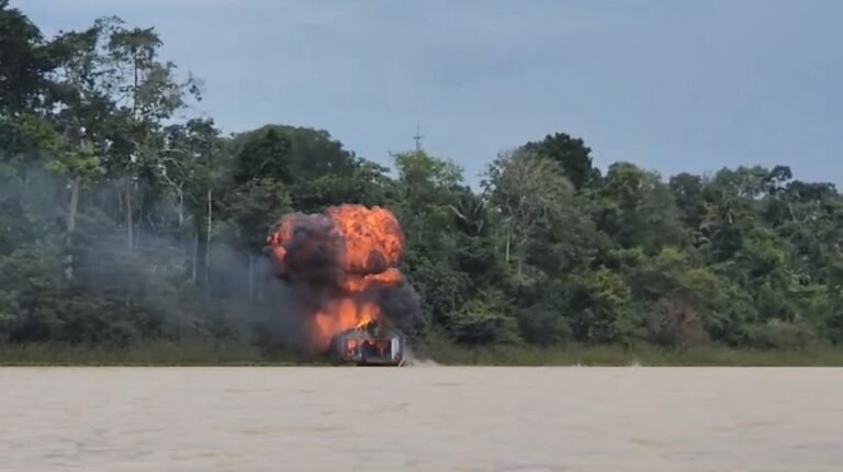 Dragas e balsas que eram utilizadas em garimpo ilegal são destruídas pela Polícia Federal