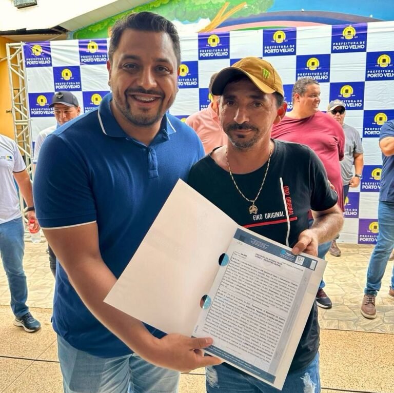 Vereador Dr. Gilber entrega título de regularização fundiária no Distrito de Extrema
