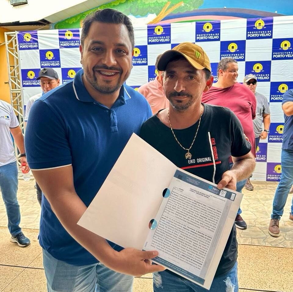 Vereador Dr. Gilber entrega título de regularização fundiária no Distrito de Extrema