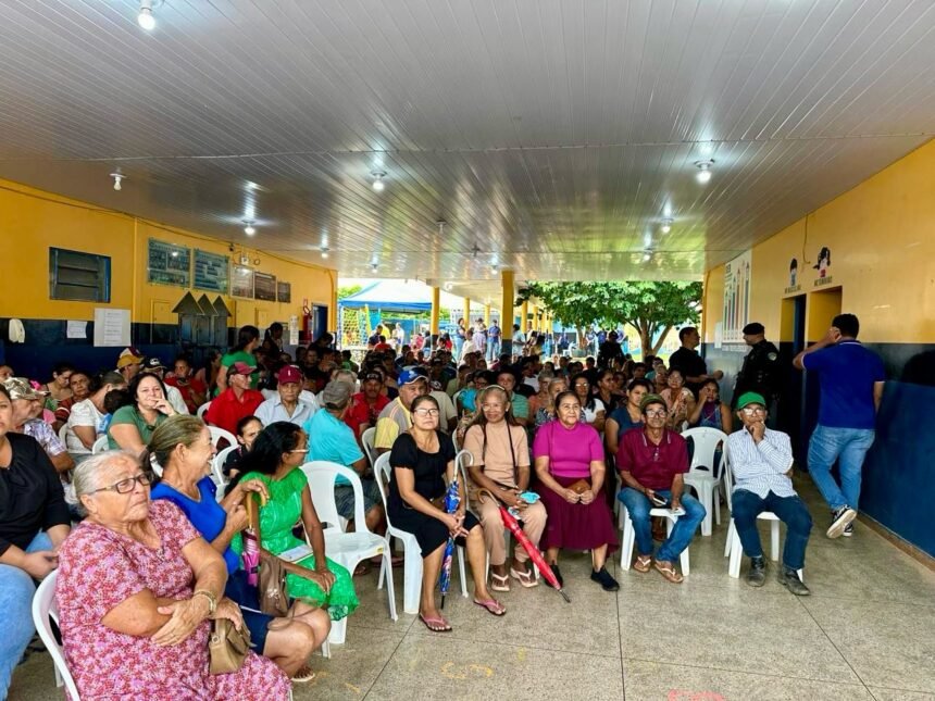 Vereador Dr. Gilber entrega título de regularização fundiária no Distrito de Extrema