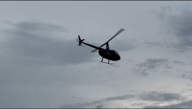Policiais em helicóptero atuam na busca por internos que fugiram após agredirem agente