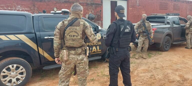 Polícia Federal prende sete pessoas, apreende 11 armas e dinheiro durante operação contra tráfico de drogas