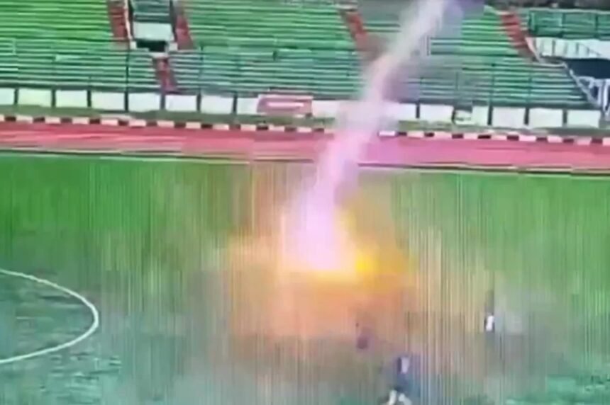 Jogador é atingido por raio durante partida de futebol e morre - VÍDEO
