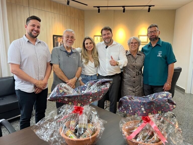 Alex Redano recebe visita de padre Enzo da Associação São Tiago Maior