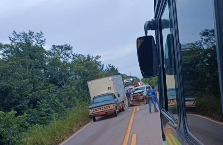 Mulher é resgatada pelos Bombeiros após colisão entre picape e caminhão na BR-435