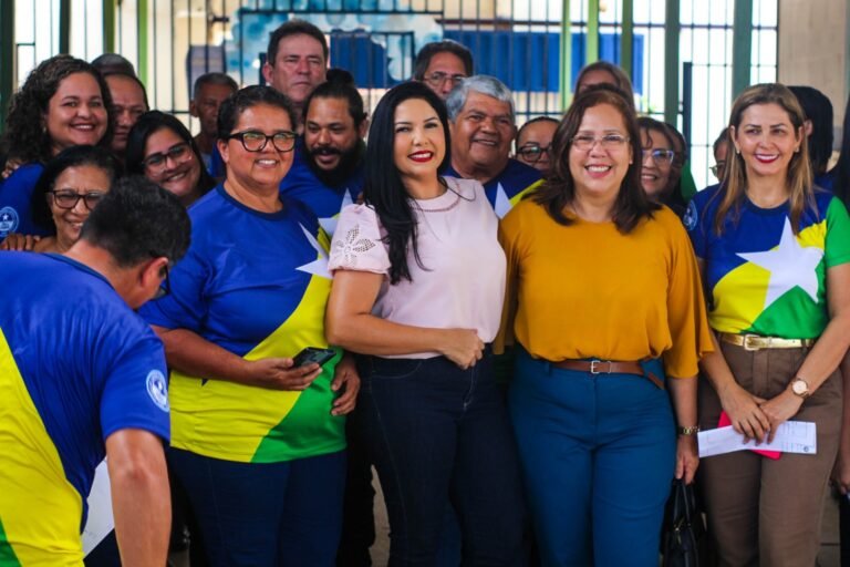 Últimas Notícias 2 Deputada Cristiane Lopes anuncia emenda de 500 mil reais em comemoração aos 35 anos da Escola Estadual Capitão Cláudio