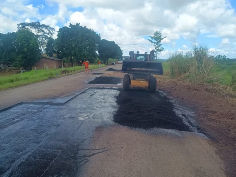 Últimas Notícias 8 Rodovia-383, sentido Alta Floresta d’Oeste, recebe serviços de manutenção e recuperação