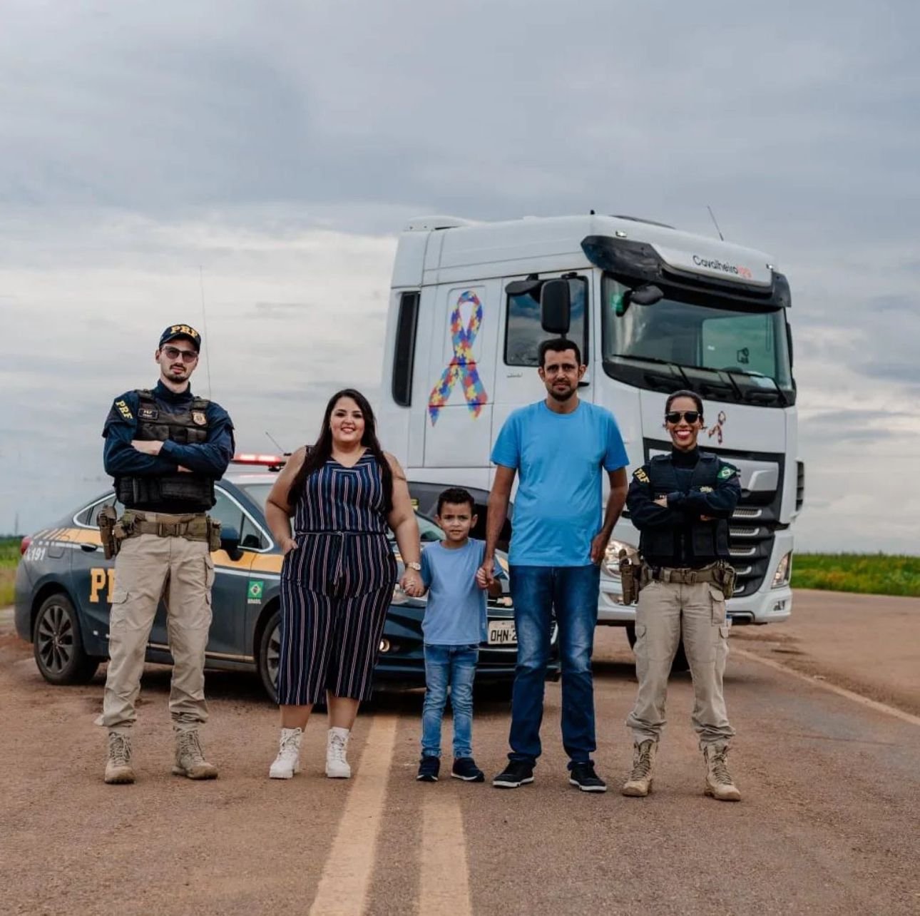 Família promove campanha de conscientização sobre autismo com caminhão adesivado em Vilhena