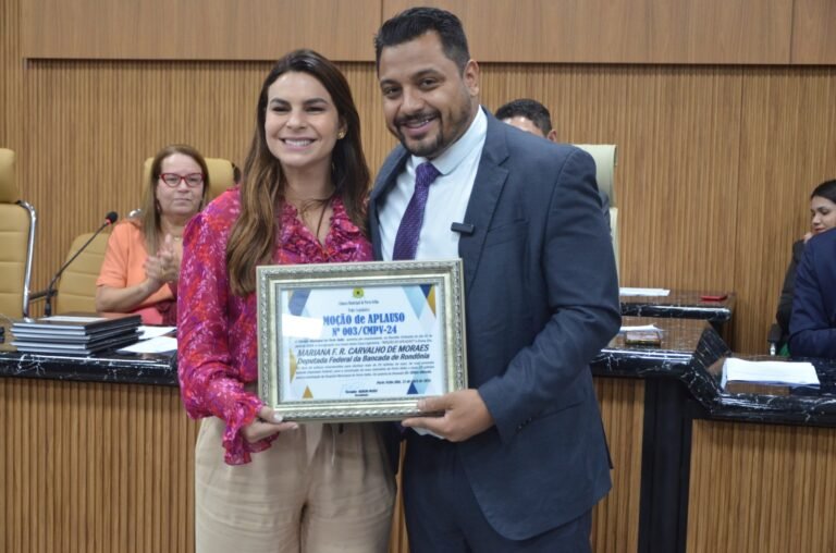 Vereador Dr. Gilber Mercês entrega Moção de Aplauso a Deputada Federal Mariana Carvalho