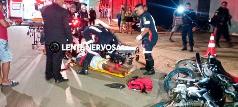 Motociclistas ficam desacordados em forte colisão frontal na zona sul