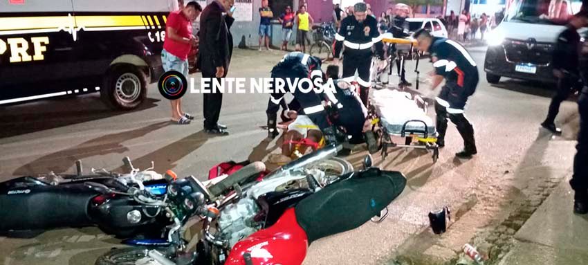 Motociclistas ficam desacordados em forte colisão frontal na zona sul