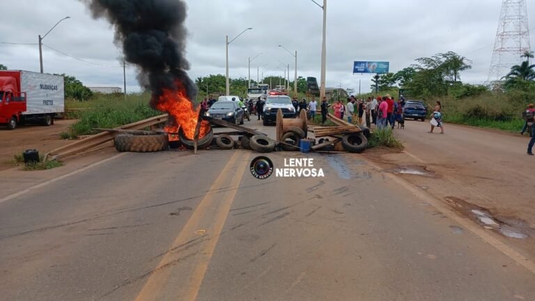 Últimas Notícias 1 Moradores da Vila São João I e II bloqueiam ponte na BR-319 em protesto contra ordem de despejo