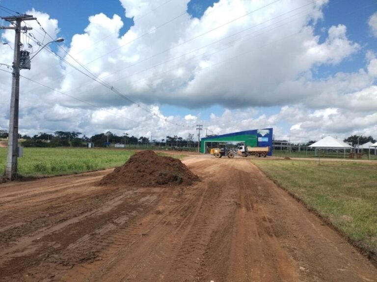 Equipes trabalham na finalização dos serviços de infraestrutura para a 11ª Rondônia Rural Show, em Ji-Paraná