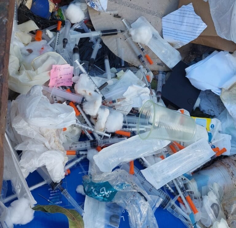 Servidores da Semusa encontram lixo hospitalar descartado de forma criminosa próximo à unidade