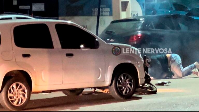 Motoboy que levava lanche e mexia no celular invade preferencial e se envolve em acidente na esquina de boate