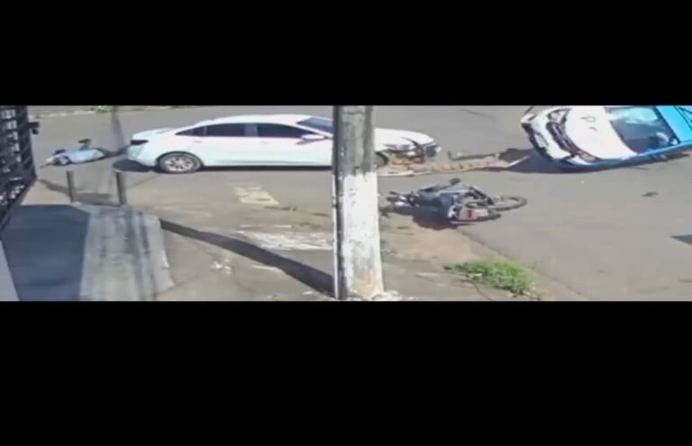 Últimas Notícias 7 Motociclista invade preferencial e causa gravíssimo acidente envolvendo dois carros – VÍDEO