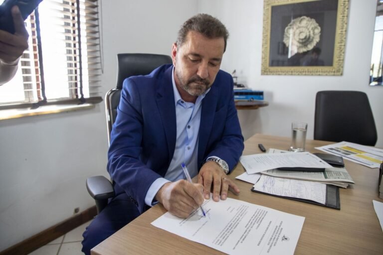 Últimas Notícias 3 Assinada a ordem de serviço para obras de asfalto, drenagem e calçadas nos bairros Aponiã e Planalto