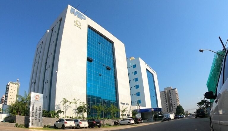 Últimas Notícias 8 Pai e madrasta são condenados a 25 anos de prisão por manter criança de 10 anos acorrentada