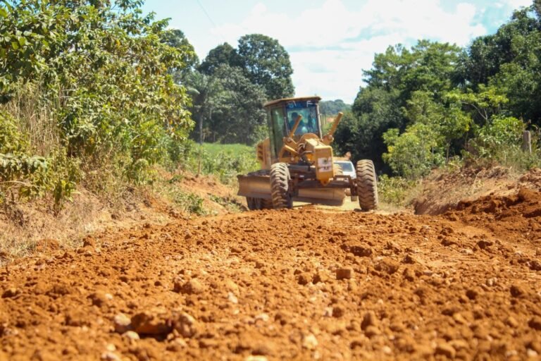Prefeitura realiza recuperação das estradas em Cujubinzinho e comunidade Terra Santa, área rural do município