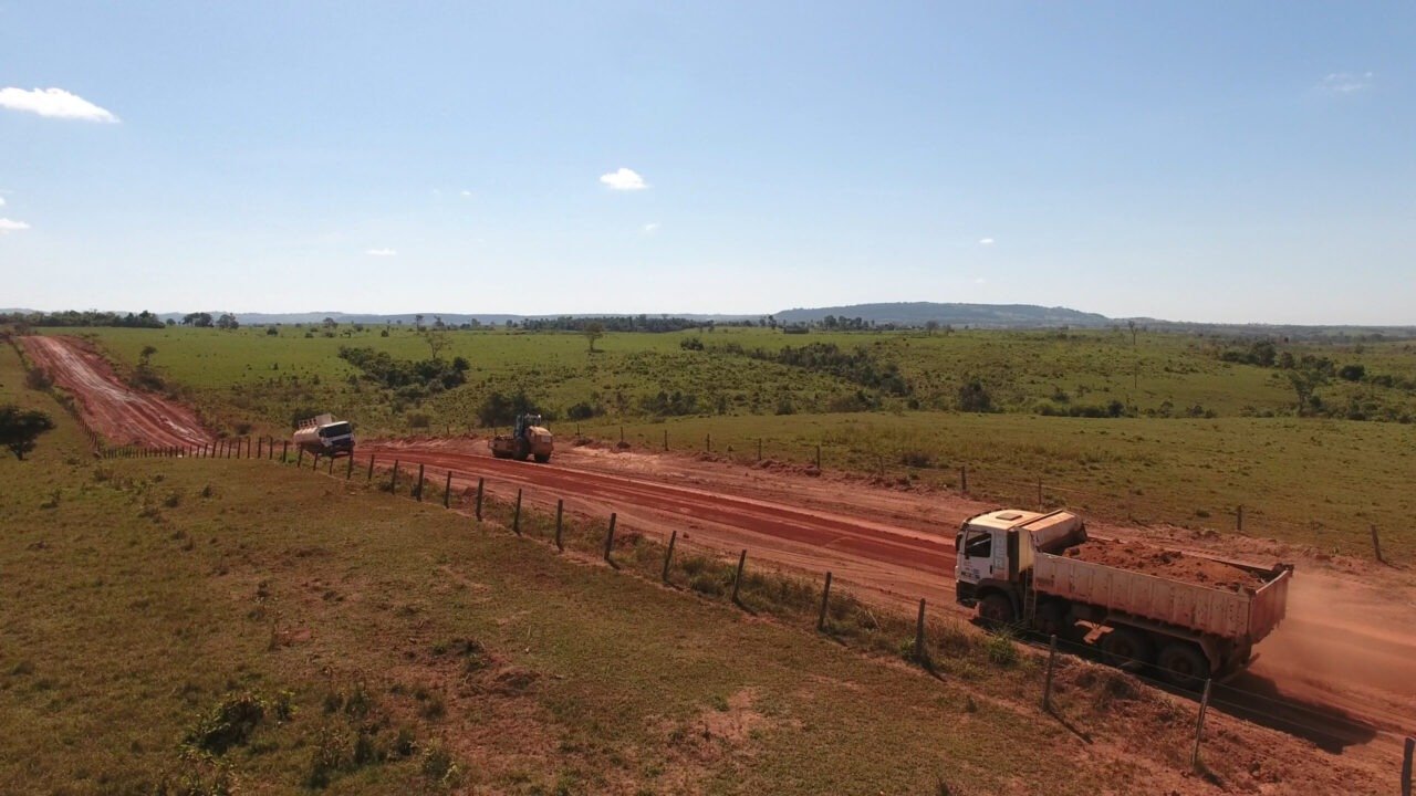 Serviços de patrolamento e melhorias são executados em 74 km da Rodovia-135