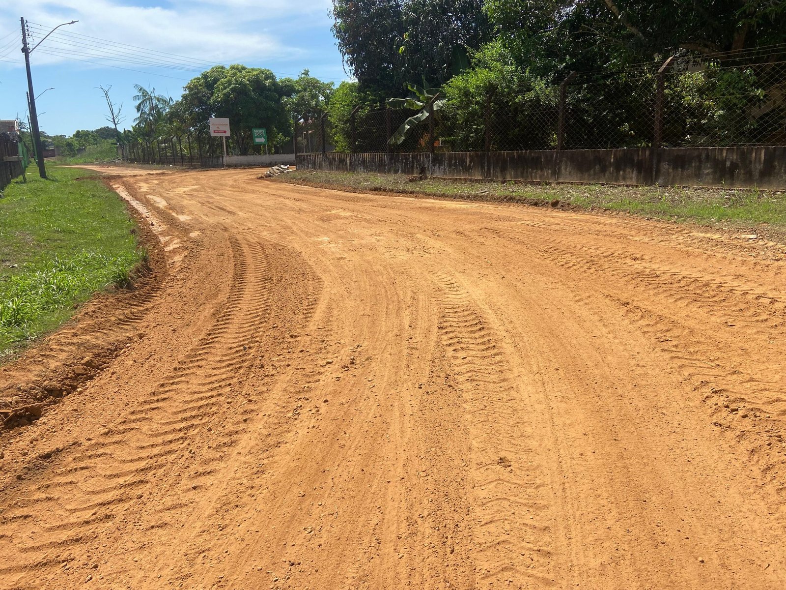 Vereador Dr. Gilber atende demanda da comunidade e melhora infraestrutura da Rua Jarumirim