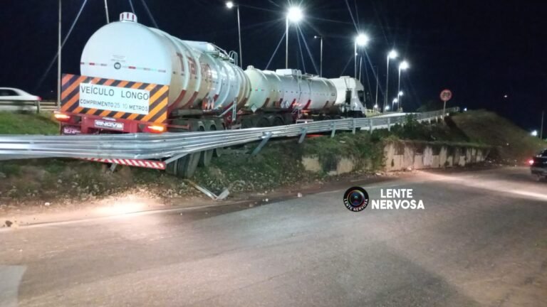 Carreta bitrem não consegue subir viaduto e guard rail evita tragédia
