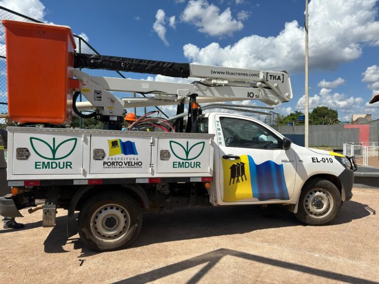Emdur revitaliza iluminação da Praça das Camélias após solicitação do vereador Edimilson Dourado