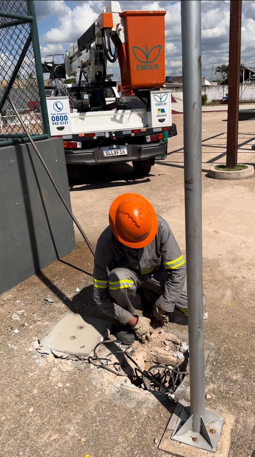 Emdur revitaliza iluminação da Praça das Camélias após solicitação do vereador Edimilson Dourado 5 Emdur revitaliza iluminação da Praça das Camélias após solicitação do vereador Edimilson Dourado