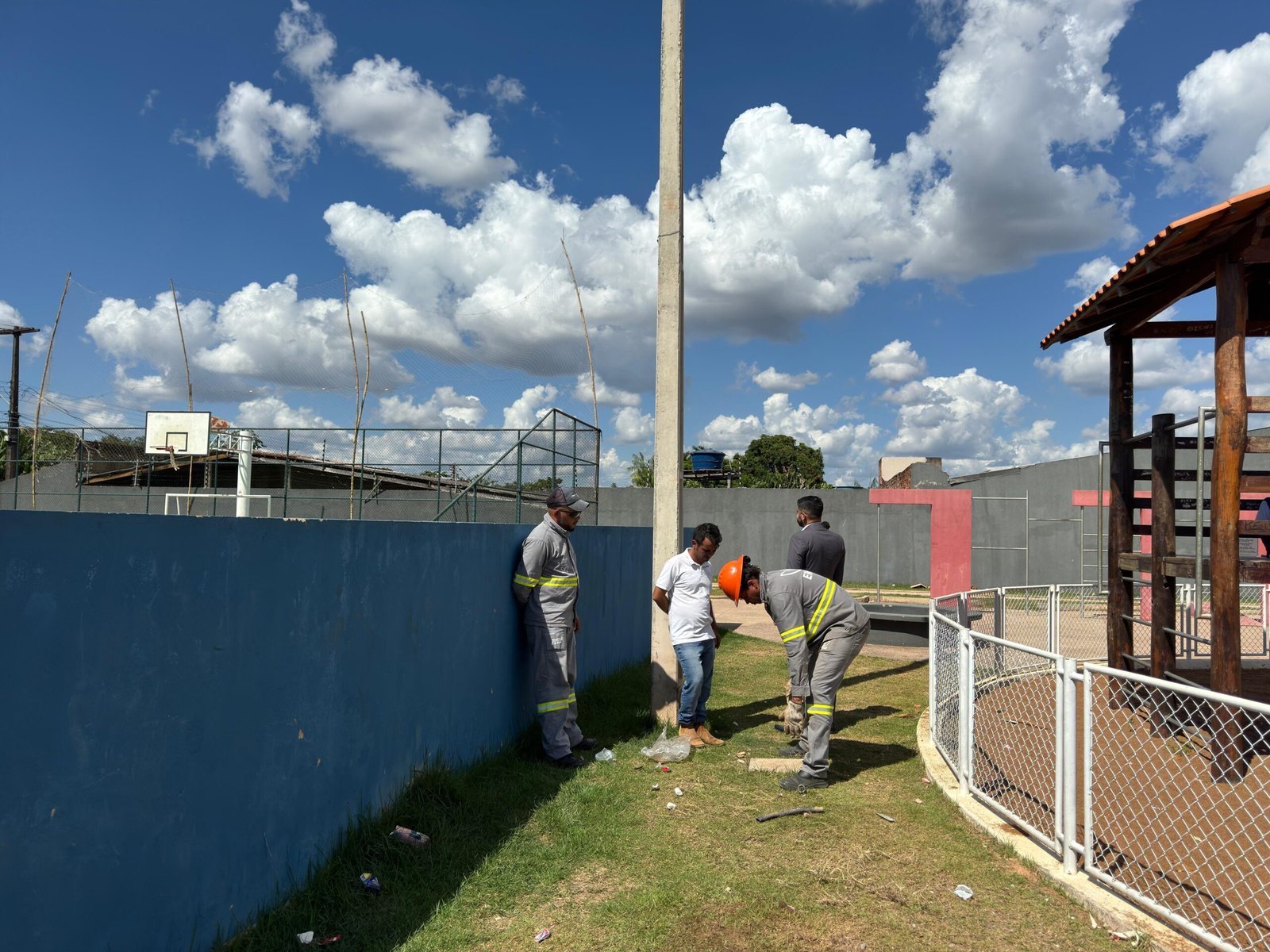 Emdur revitaliza iluminação da Praça das Camélias após solicitação do vereador Edimilson Dourado 3 Emdur revitaliza iluminação da Praça das Camélias após solicitação do vereador Edimilson Dourado