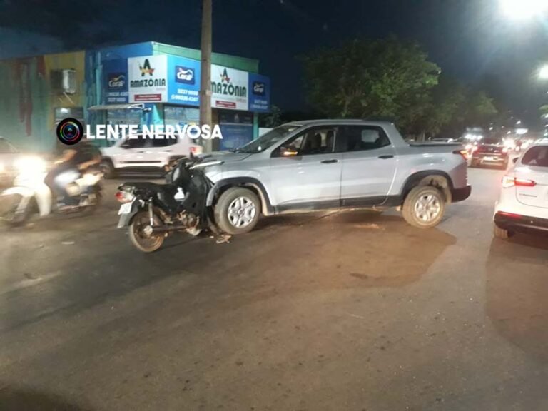 Últimas Notícias 2 COLISÃO FRONTAL – Moto fica cravada em automóvel e motociclista sofre graves ferimentos