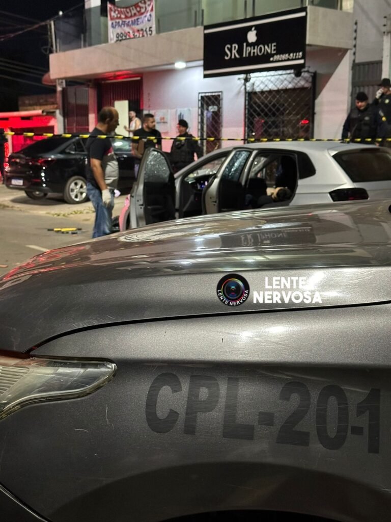 VÍDEO – Criminoso morre baleado dentro de carro após furtar objetos em loja de iPhones; comparsa também foi baleado