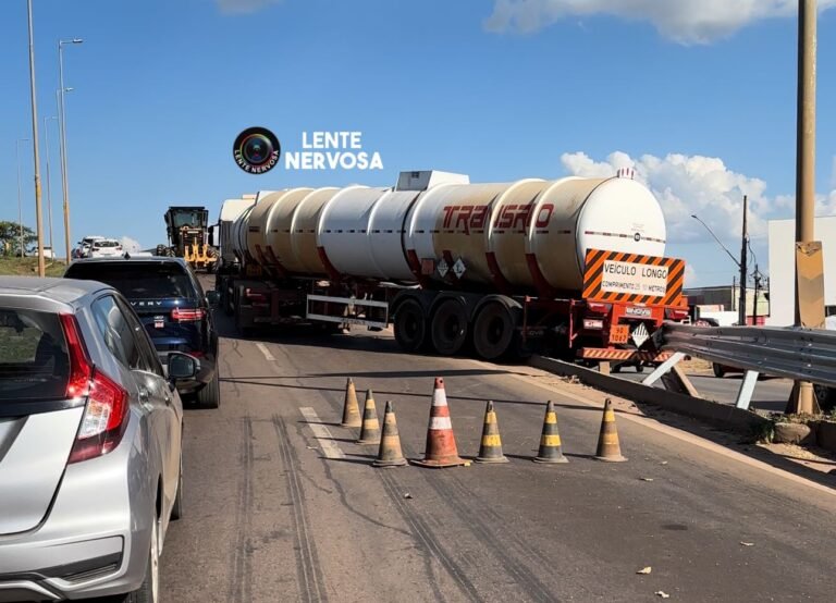 Últimas Notícias 9 Motoniveladora é usada para retirar carreta que não conseguiu subir o viaduto