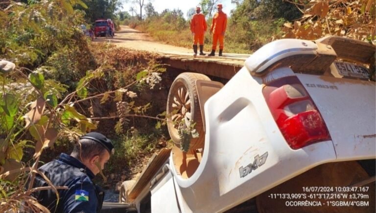 Casal de idosos morre após caminhonete cair de ponte em igarapé na zona rural