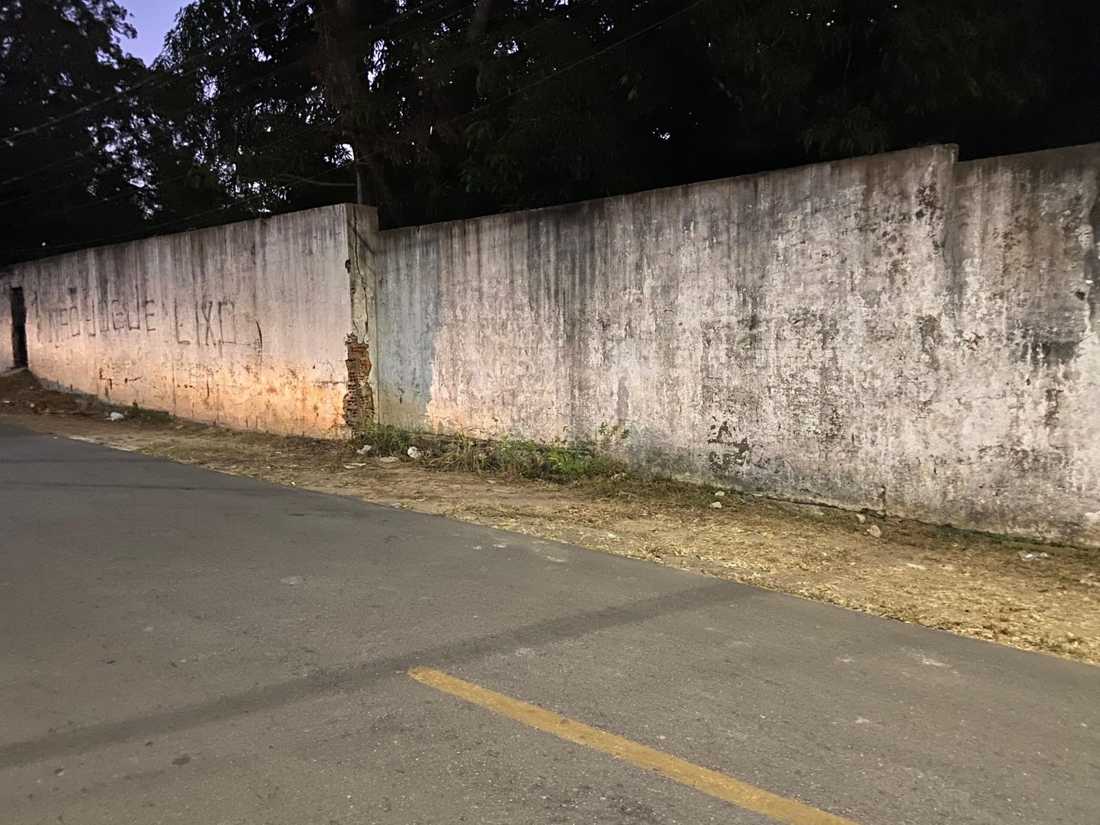 Vereador Dr. Gilber Conquista Limpeza da Calçada do Cemitério dos Inocentes