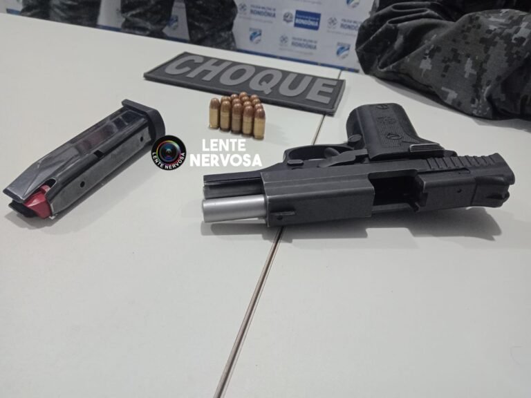 Jovem é preso com pistola em frente a campo de futebol na capital