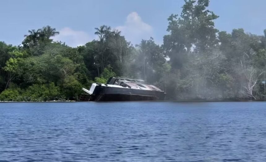 Prosseguem buscas por sobreviventes do incêndio em barco no Amazonas