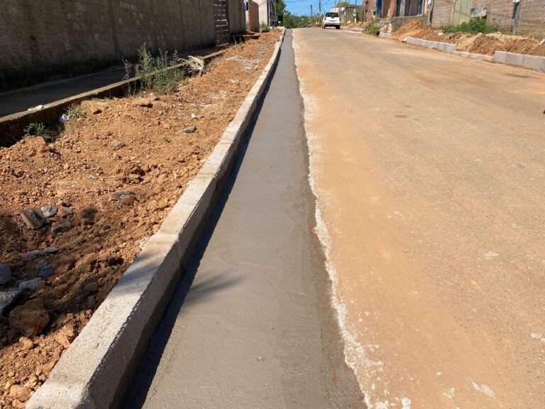 BAIRRO AEROCLUBE – Semob inicia obras de sarjeta e meio fio a pedido do vereador Edimilson Dourado