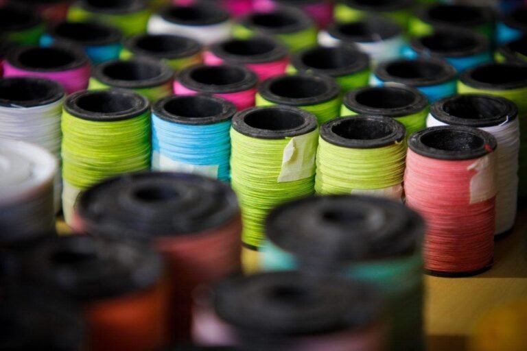 SP: Passageiro fica gravemente ferido ao ter pescoço cortado por linha de pipa e moto aplicativo foge sem prestar socorro