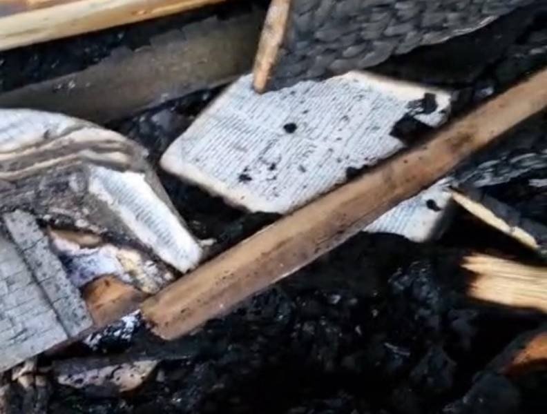 VÍDEO - Incêndio destrói residência e Bíblia é encontrada intacta entre os escombros 1 VÍDEO - Incêndio destrói residência e Bíblia é encontrada intacta entre os escombros