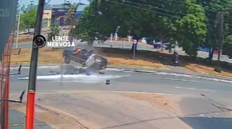 Câmeras flagraram capotamento de caminhonete na Avenida Jorge Teixeira – VEJA O VÍDEO