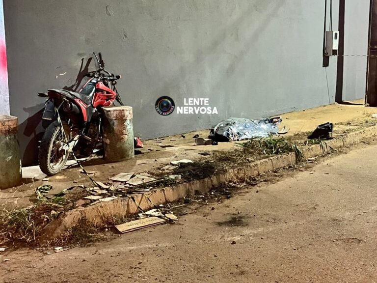 Passageira de motocicleta morre após violenta colisão contra parede de comércio