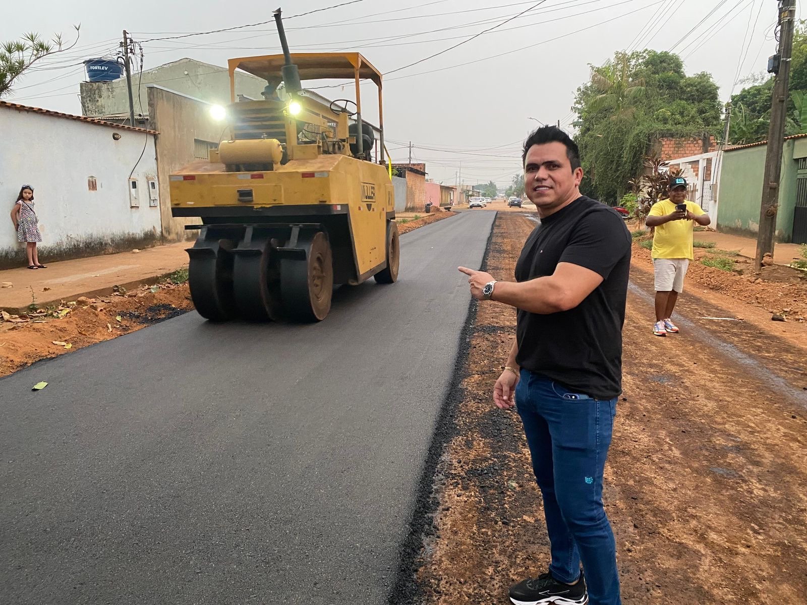Vereador Edimilson Dourado acompanha obras de asfaltamento em ruas no Bairro Cidade do Lobo