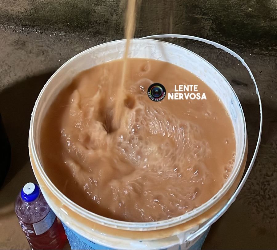 ÁGUA SUJA E FÉTIDA – Moradores do Cristal da Calama sofrem com serviço prestado pela Caerd - VÍDEO 2 ÁGUA SUJA E FÉTIDA – Moradores do Cristal da Calama sofrem com serviço prestado pela Caerd - VÍDEO