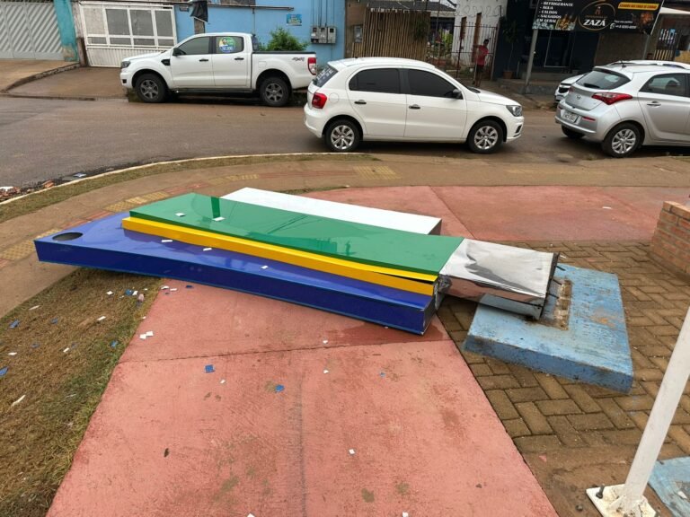 Vereador Edimilson Dourado solicita reparo na placa do Ecoparque Pirarucu que caiu durante fortes ventos