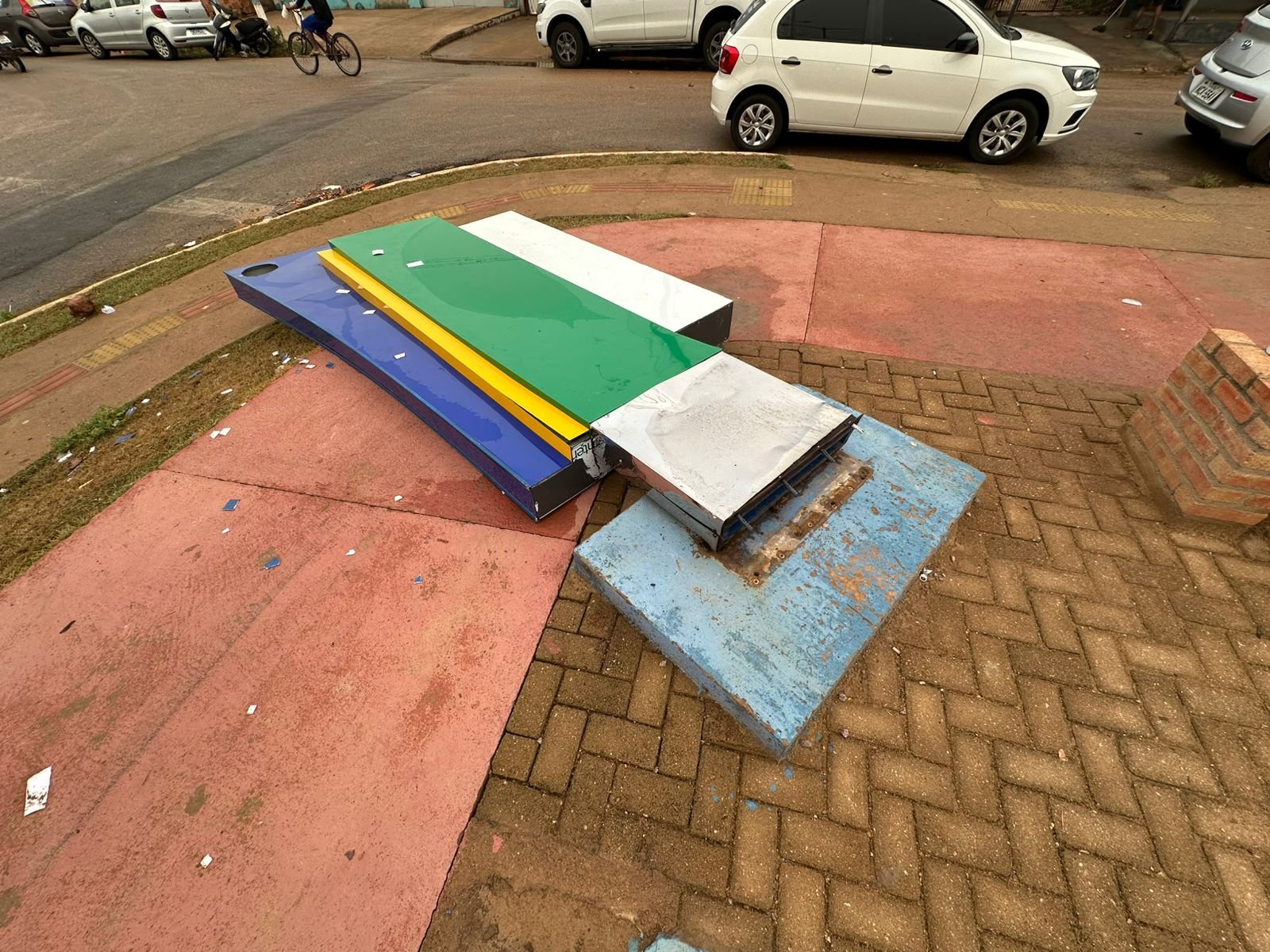 Vereador Edimilson Dourado solicita reparo na placa do Ecoparque Pirarucu que caiu durante fortes ventos 2 Vereador Edimilson Dourado solicita reparo na placa do Ecoparque Pirarucu que caiu durante fortes ventos