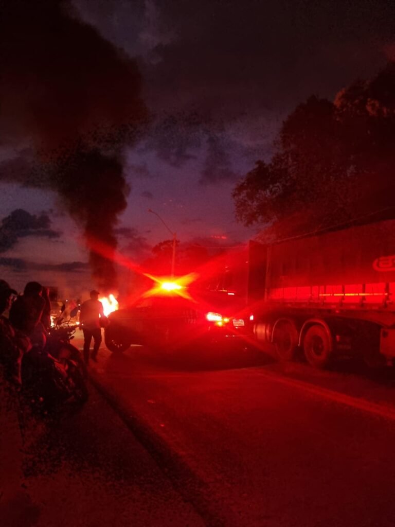 Moradores da Vila Dnit interditam BR-319 em protesto por falta de energia