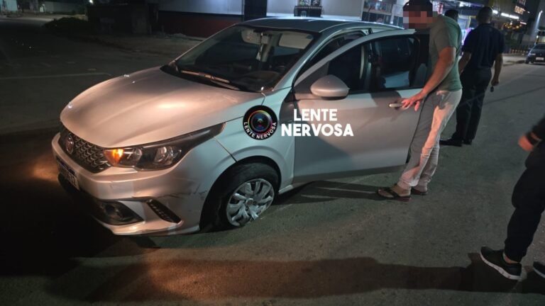 Criminosos causam acidente durante fuga com carro roubado