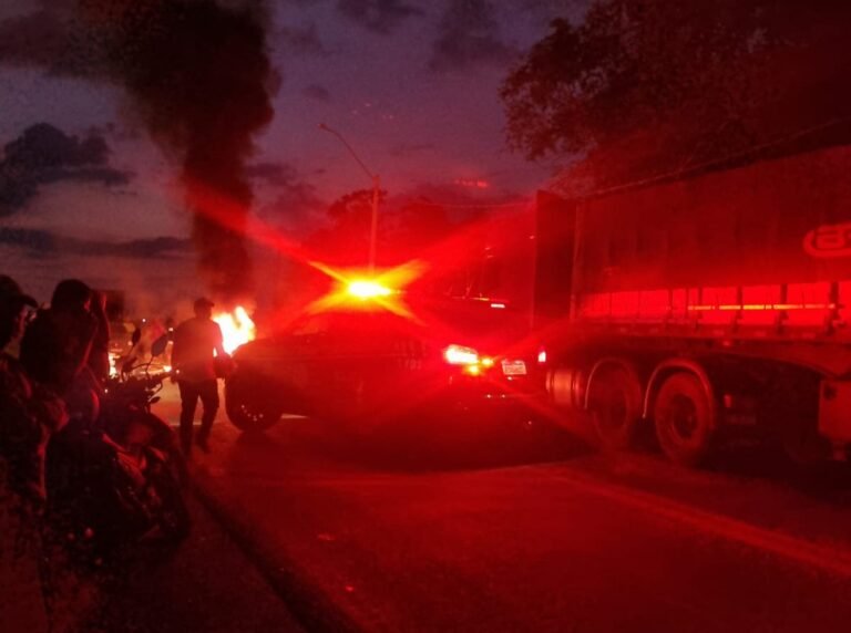Moradores da Vila Dnit bloqueiam BR-319 após a ponte sobre o Rio Madeira em protesto pela falta de energia