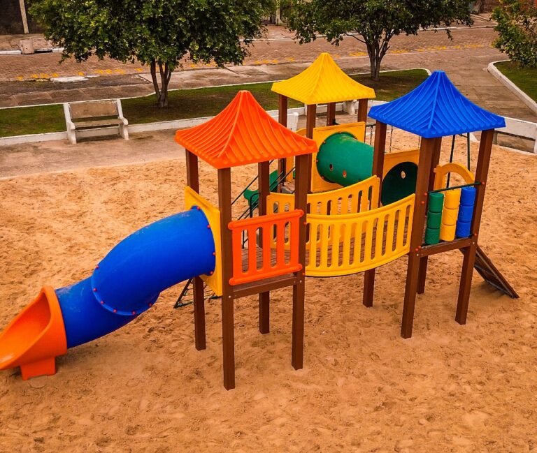 Deputado Nim Barroso entrega playground para a população de Pimenta Bueno