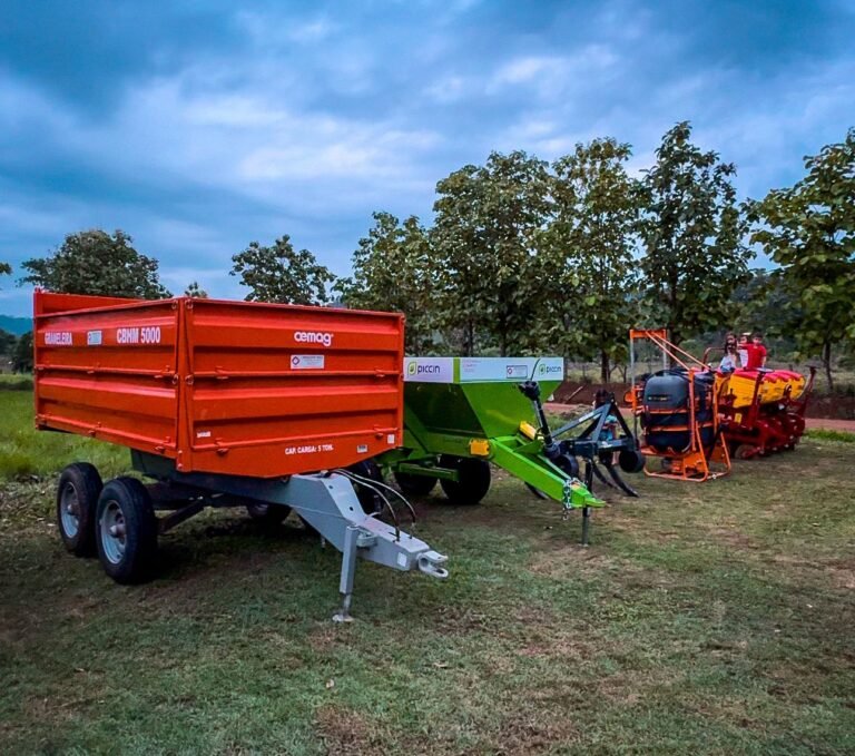 Deputado Nim Barroso entrega implementos agrícolas à Associação dos Produtores